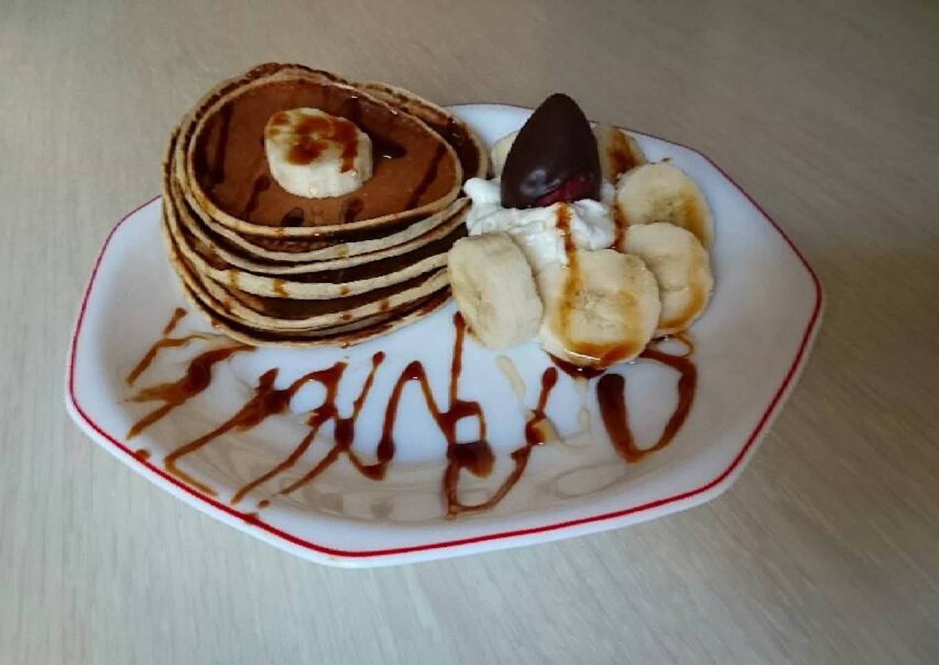 Pancakes con nata, plátano, miel y sirope