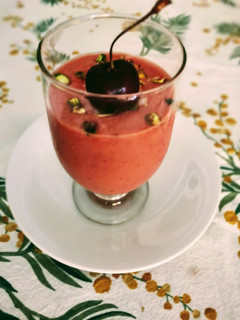 Una foto de Aperitivo de gazpacho de cerezas con queso feta y pistachos