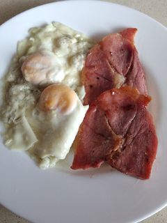 Una foto de Huevos espumados con esencia de espinacas, jamón