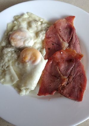Una foto de Huevos espumados con esencia de espinacas, jamón