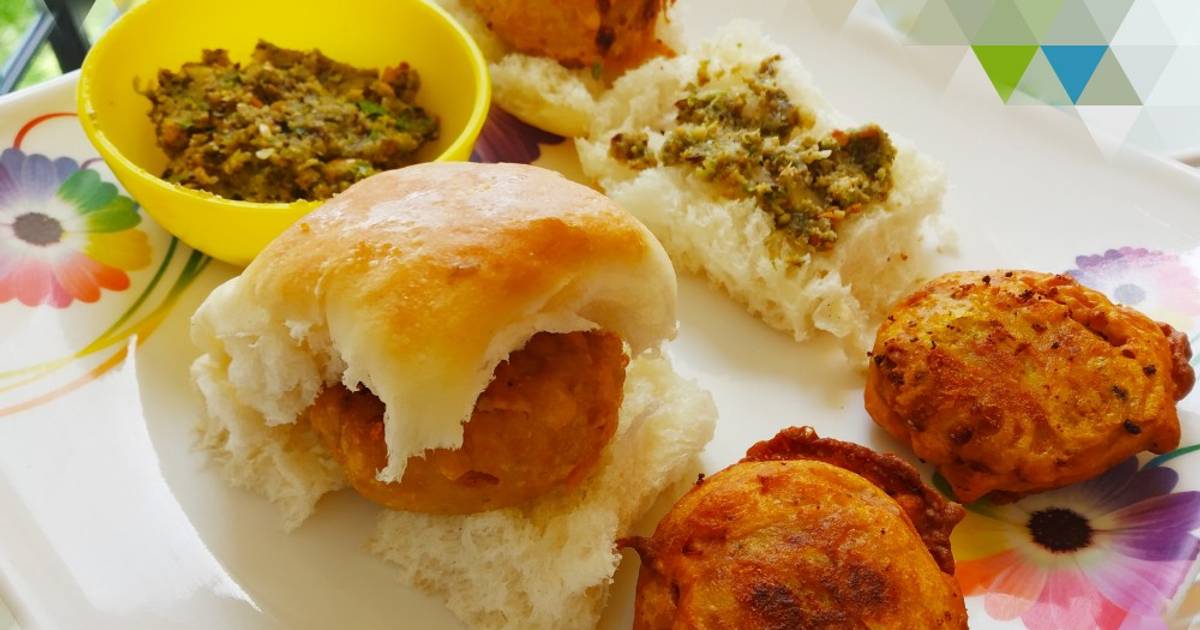 Vada pav and spicy thecha Recipe by Shubhi Rastogi - Cookpad