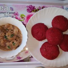 A picture of Beetroot semolina kachauri.