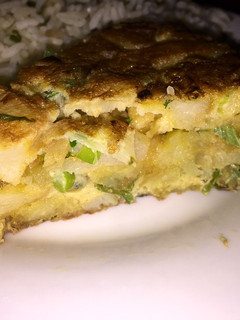 Una foto de Tortilla de papas con perejil y cebolla de verdeo 🍽