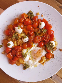 Una foto de Huevos fritos "caprese"