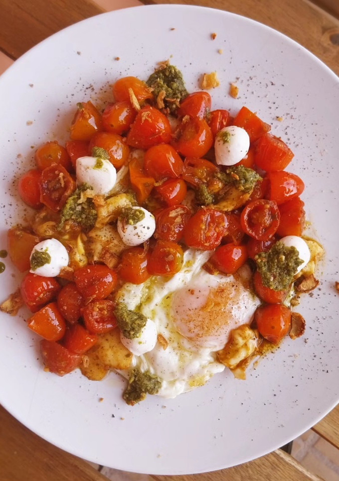 Una foto de Huevos fritos "caprese"