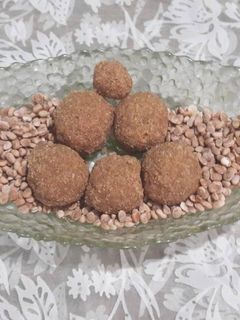 फलाहारी लाडू (Falahari ladoo recipe in hindi) रेसिपी मुख्य फोटो
