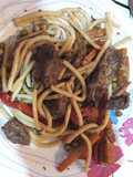 Foratini con verduras y carne al wok