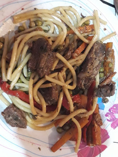 Una foto de Foratini con verduras y carne al wok
