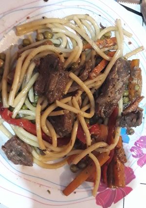 Una foto de Foratini con verduras y carne al wok