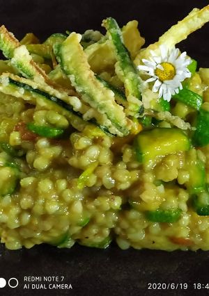 Foto di Grano saraceno con fiori di zucca e i suoi zucchini in tempura