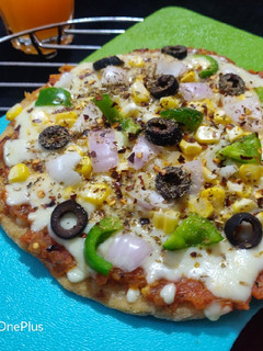 પીઝા (pizza recipe in gujarati)(wheat base and no yeast no oven) રેસીપી મુખ્ય ફોટો