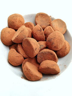 Una foto de Trufas de chocolate negro y naranja
