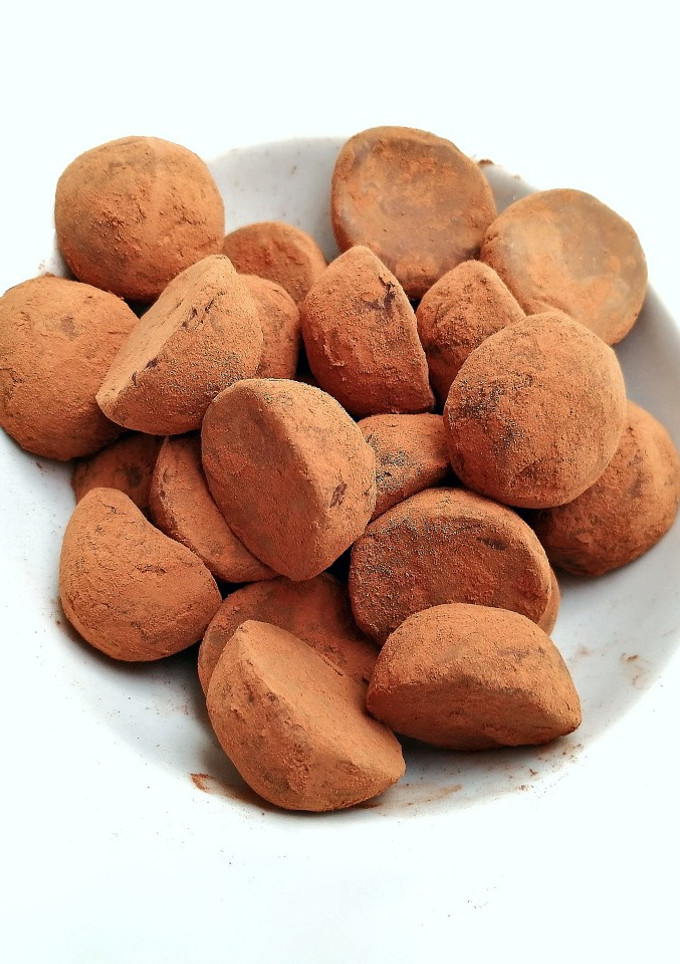 Una foto de Trufas de chocolate negro y naranja