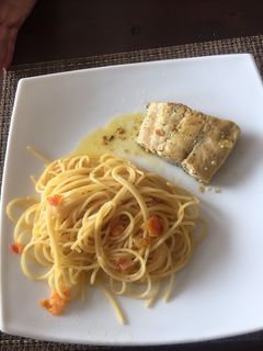 Una foto de Spaghetti acompañado de Pargo al ajillo