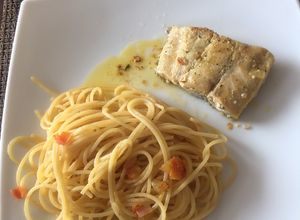 Una foto de Spaghetti acompañado de Pargo al ajillo