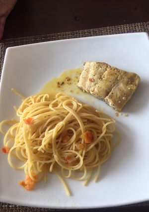 Una foto de Spaghetti acompañado de Pargo al ajillo