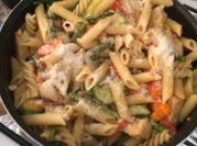 Una foto de pasta pollo primavera