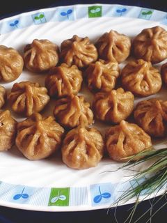 उकडीचे मोदक (ukdiche modak recipe in marathi) रेसिपी चे मुख्य फोटो