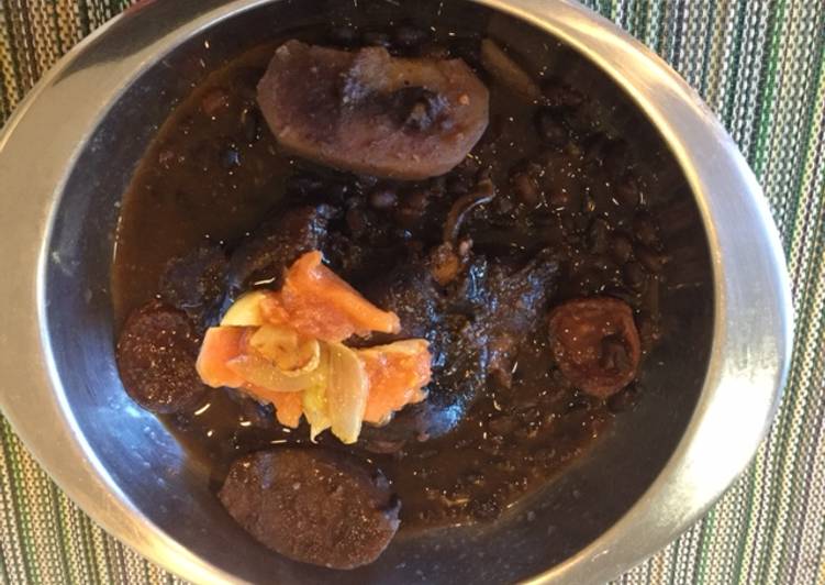 Frijoles con mano de cerdo