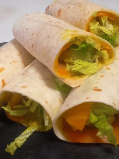 Una foto de Rollitos de salmón estilo IKEA (ikea salmon wraps)