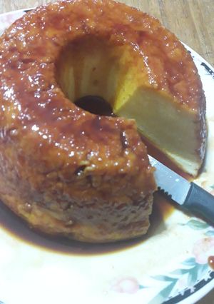 Una foto de Flan de vainilla y pan con leche en polvo