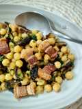 Salteado de garbanzos con setas shiitake al curry y torreznos