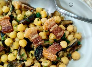 Foto principal de Salteado de garbanzos con setas shiitake al curry y torreznos