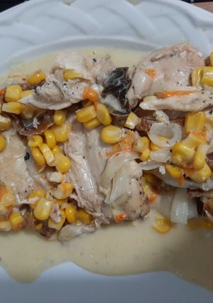 Una foto de Pollo en crema con elote y flor de calabaza