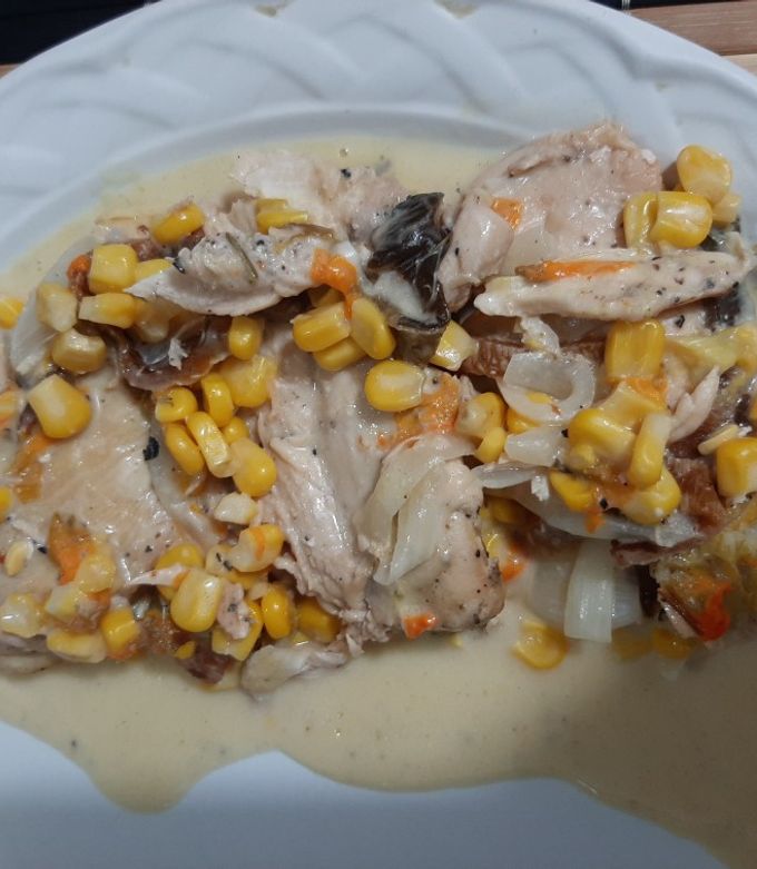 Una foto de Pollo en crema con elote y flor de calabaza