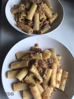 Una foto de Rigatoni con "salsa de carne insuperable"