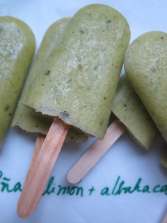Una foto de Piñalada con Limón y Albahaca