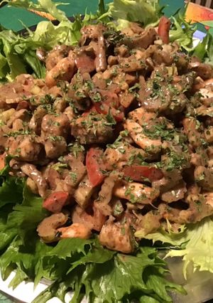 Une photo de Salade de céleri jaune, reine des glaces,tomates et crevettes roses (sauce tapenade)