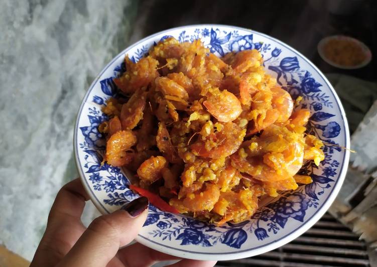 Langkah Mudah untuk Menyiapkan Udang goreng bawang putih pedas yang Enak