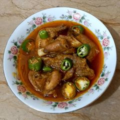 A picture of Desi chicken gravy.