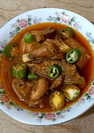 A picture of Desi chicken gravy.