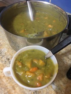 Una foto de Sopa de arvejas, opción vegana