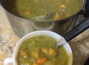 Una foto de Sopa de arvejas, opción vegana