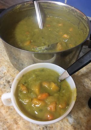 Una foto de Sopa de arvejas, opción vegana