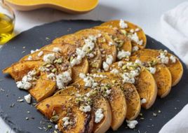 Calabaza asada con queso feta y pistacho