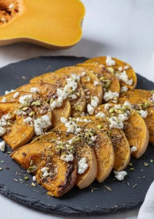 Una foto de Calabaza asada con queso feta y pistacho