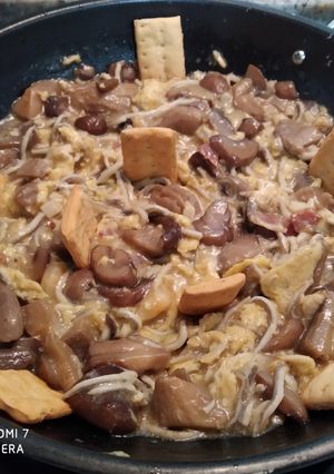 Una foto de Revuelto de setas con gulas, jamón y gambas