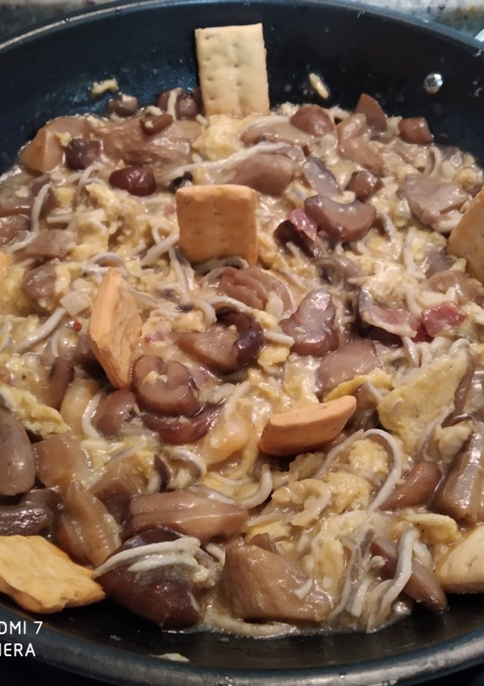 Una foto de Revuelto de setas con gulas, jamón y gambas