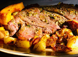 Una foto de Colita de cuadril con papas y calabacín al horno