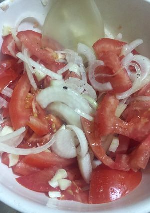 Una foto de Ensalada de tomate y cebolla