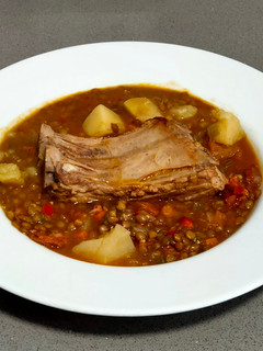 Una foto de Lentejas con costilla