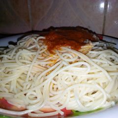 A picture of Spaghetti with tomato and carrot stew.