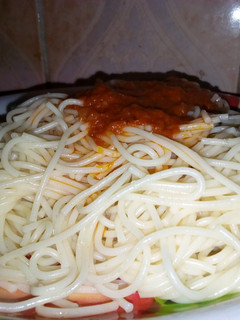 A picture of Spaghetti with tomato and carrot stew.