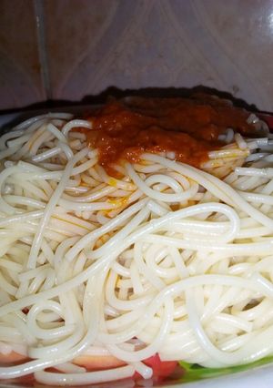 A picture of Spaghetti with tomato and carrot stew.
