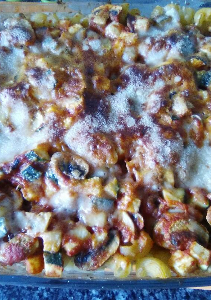 Una foto de Macarrones con calabacín, champiñones y mozzarella