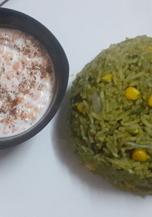 A picture of Palak and corn pulao.